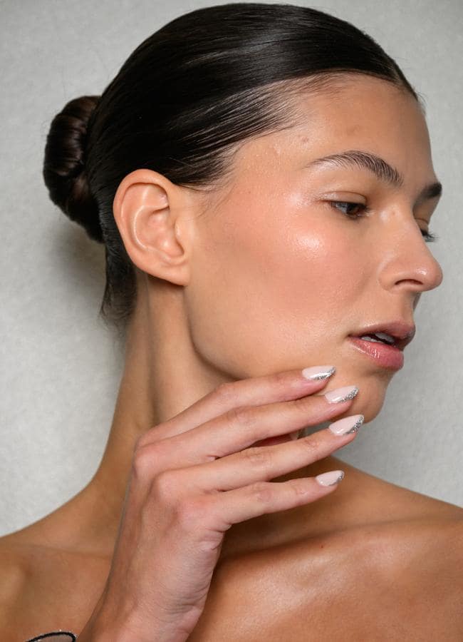 Manicura francesa con brillo plateado. Foto: Foco en Launchmetrics.